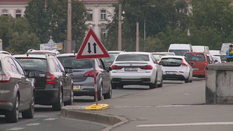 Praha 7 má unikátní plán, jak se vypořádat s nedostatkem parkovacích míst.