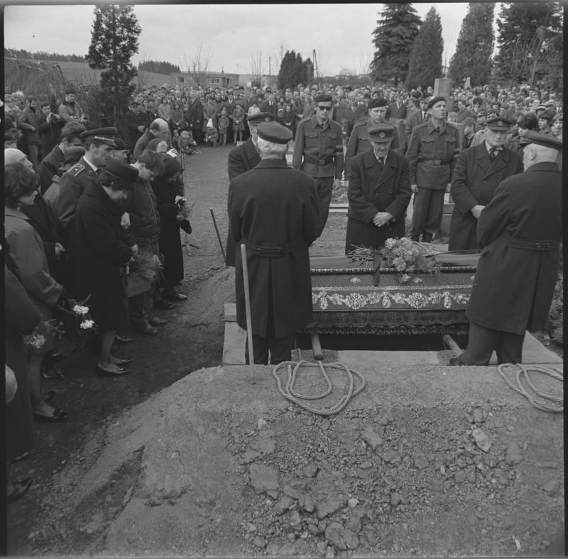 Pohřeb Evžena Plocka, který se upálil na protest proti okupaci. Jihlava, 12. dubna 1969