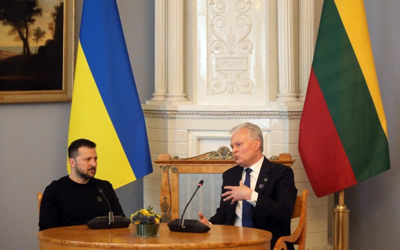 Ukrajinský prezident Volodymyr Zelenskyj (vlevo) a litevský prezident Gitanas Nauseda (vpravo) na summitu ve Vilniusu (11. 4. 2024).