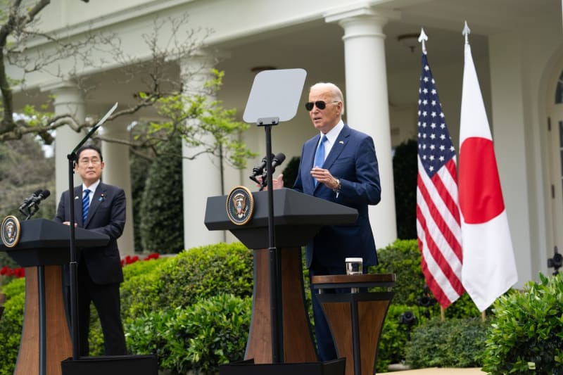 Joe Biden a Fumio Kišida na tiskové konferenci v Bílém domě