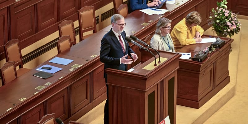Premiér Petr Fiala (ODS) během mimořádné schůze.