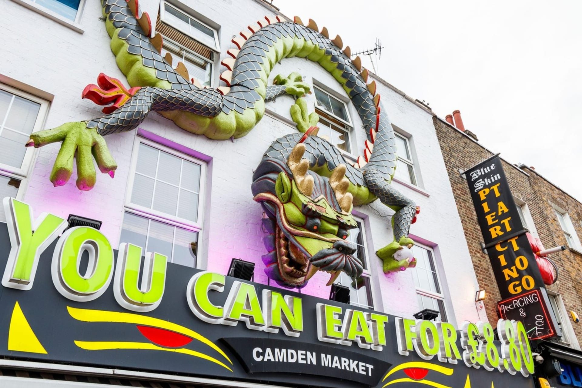 Camden Town v Londýně zaujme nevšedním zdobením budov.