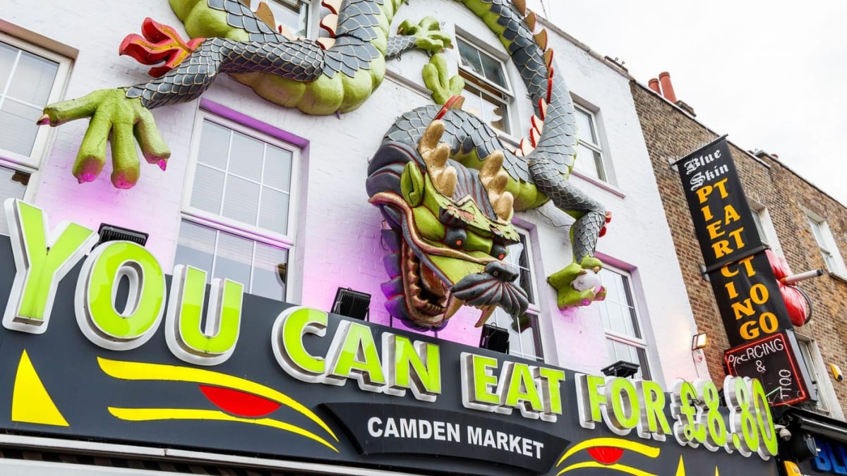 Camden Town v Londýně zaujme nevšedním zdobením budov.