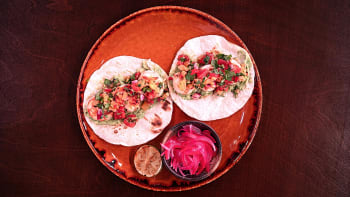 Česko na grilu: Recept na krevetové tacos od Dannyho a Daniely