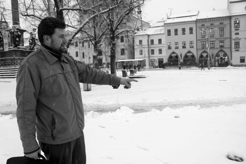 Publicista Martin Herzán ukazuje místo, kde se upálil Evžen Plocek z Jihlavy.