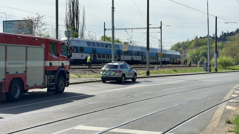 Vlak v pražských Hlubočepích srazil a usmrtil člověka (12. 4. 2024).