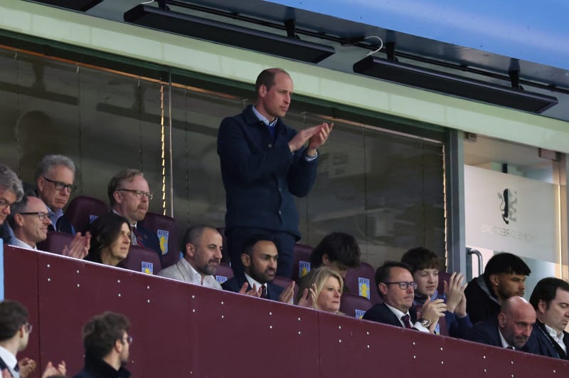 Princ William se se svým synem Georgem zúčastnil fotbalového zápasu.