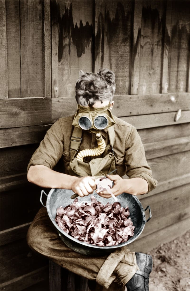 Na tomto snímku z roku 1918 si americký voják k loupání cibule vzal plynovou masku. Byla účinn
