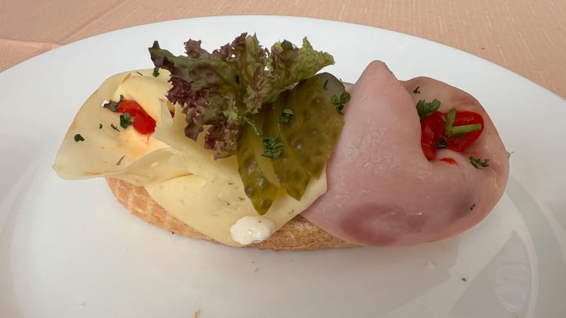 Šunková varianta s plátkovým sýrem, nakládanou okurkou, paprikou a a kouskem listového salátu