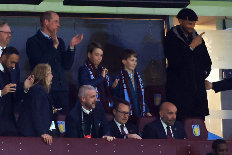 Princ William se se svým synem Georgem zúčastnil fotbalového zápasu.