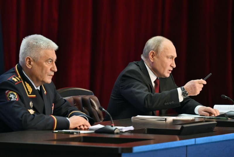 Ruský ministr vnitra Vladimir Kolokolcev a ruský prezident Vladimir Putin