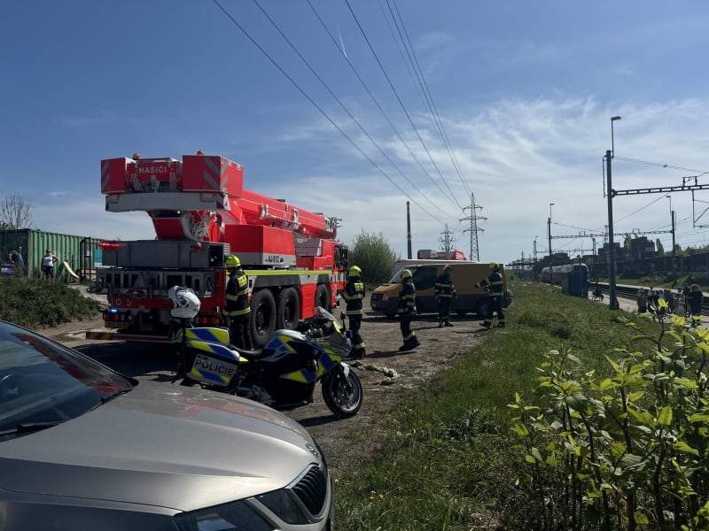 Na kolejišti mezi pražskou Uhříněvsí a Hostivaří uvízl osobní automobil.