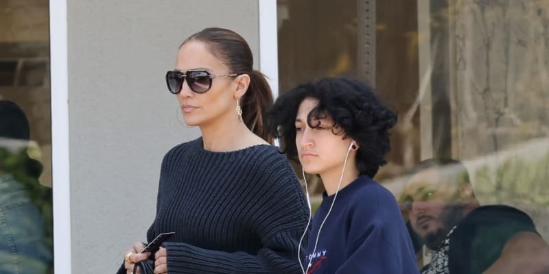 Zpěvačka Jennifer Lopez svou dceru Emme Maribel Muniz, která používá zájmeno oni, plně podporuje.