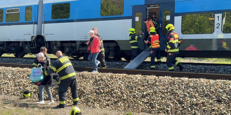 Vlak v pražských Hlubočepích srazil a usmrtil člověka (12. 4. 2024).