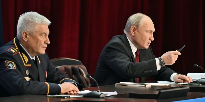 Ruský ministr vnitra Vladimir Kolokolcev a ruský prezident Vladimir Putin