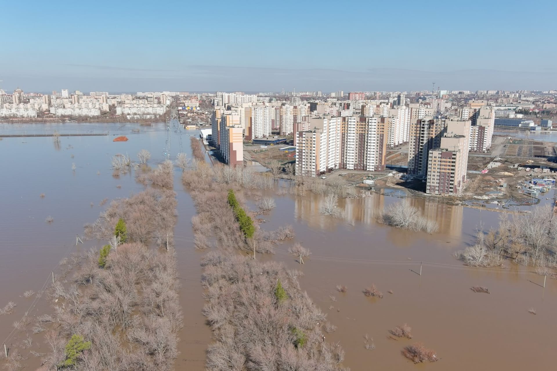 Hladina řeky Ural ve městě Orenburg stále stoupá.