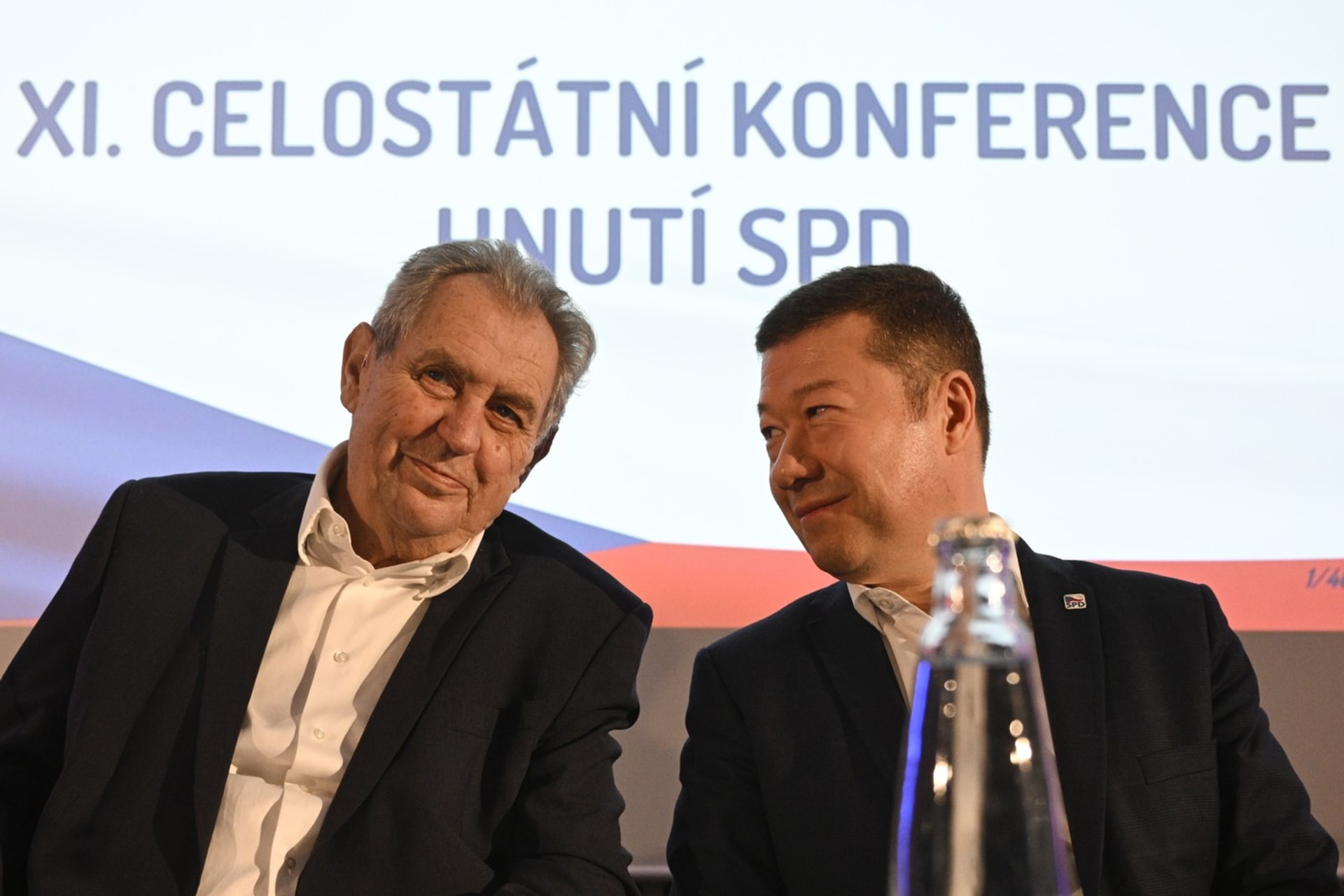 Exprezident Miloš Zeman a předseda SPD Tomio Okamura na celostátní konferenci hnutí