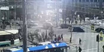 Záběry hrozivé nehody v Petrohradě: „Chytrá“ tramvaj vjela do skupiny lidí na přechodu