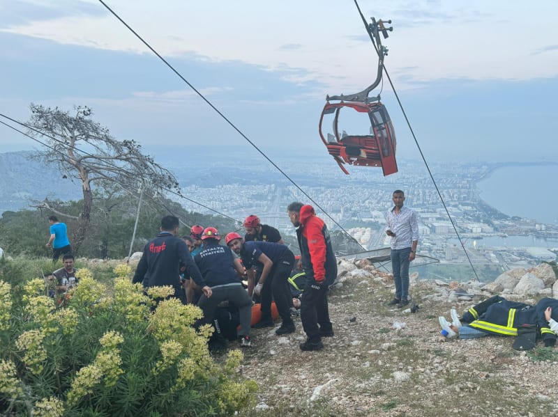 Nehoda lanovky v Turecku si v pátek večer vyžádala jednoho mrtvého a 10 zraněných.