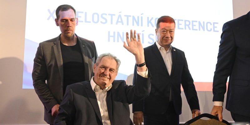 Exprezident Miloš Zeman a předseda SPD Tomio Okamura na celostátní konferenci hnutí