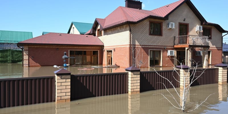 Hladina řeky Ural ve městě Orenburg stále stoupá.