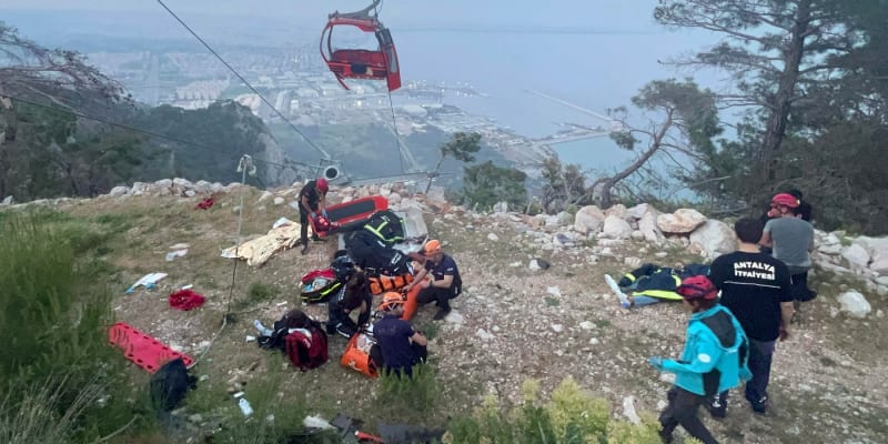 Nehoda lanovky v Turecku si v pátek večer vyžádala jednoho mrtvého a 10 zraněných.