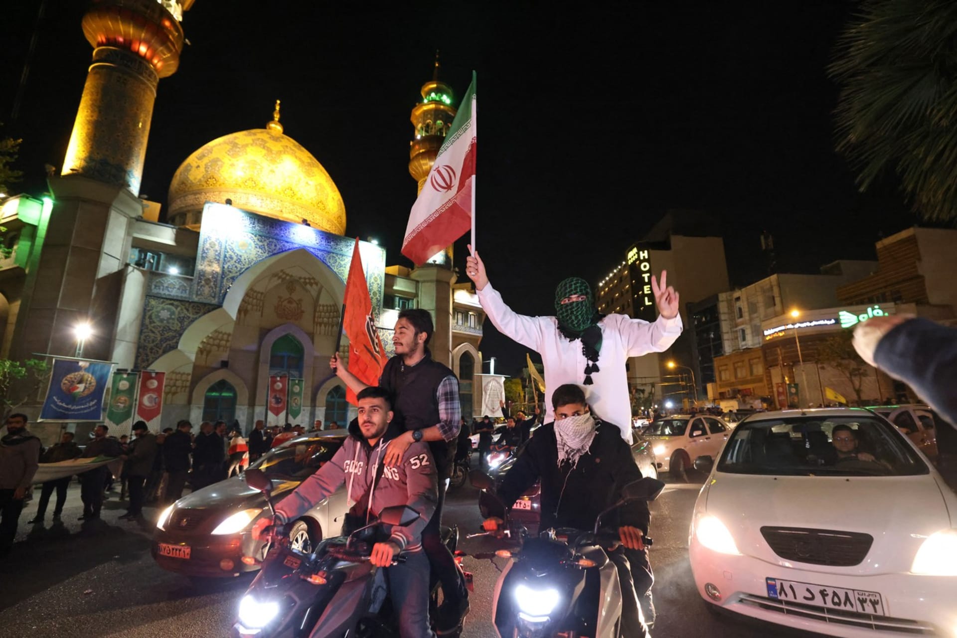 Íránci v ulicích Teheránu slaví útok na Izrael, 14. dubna 2024.