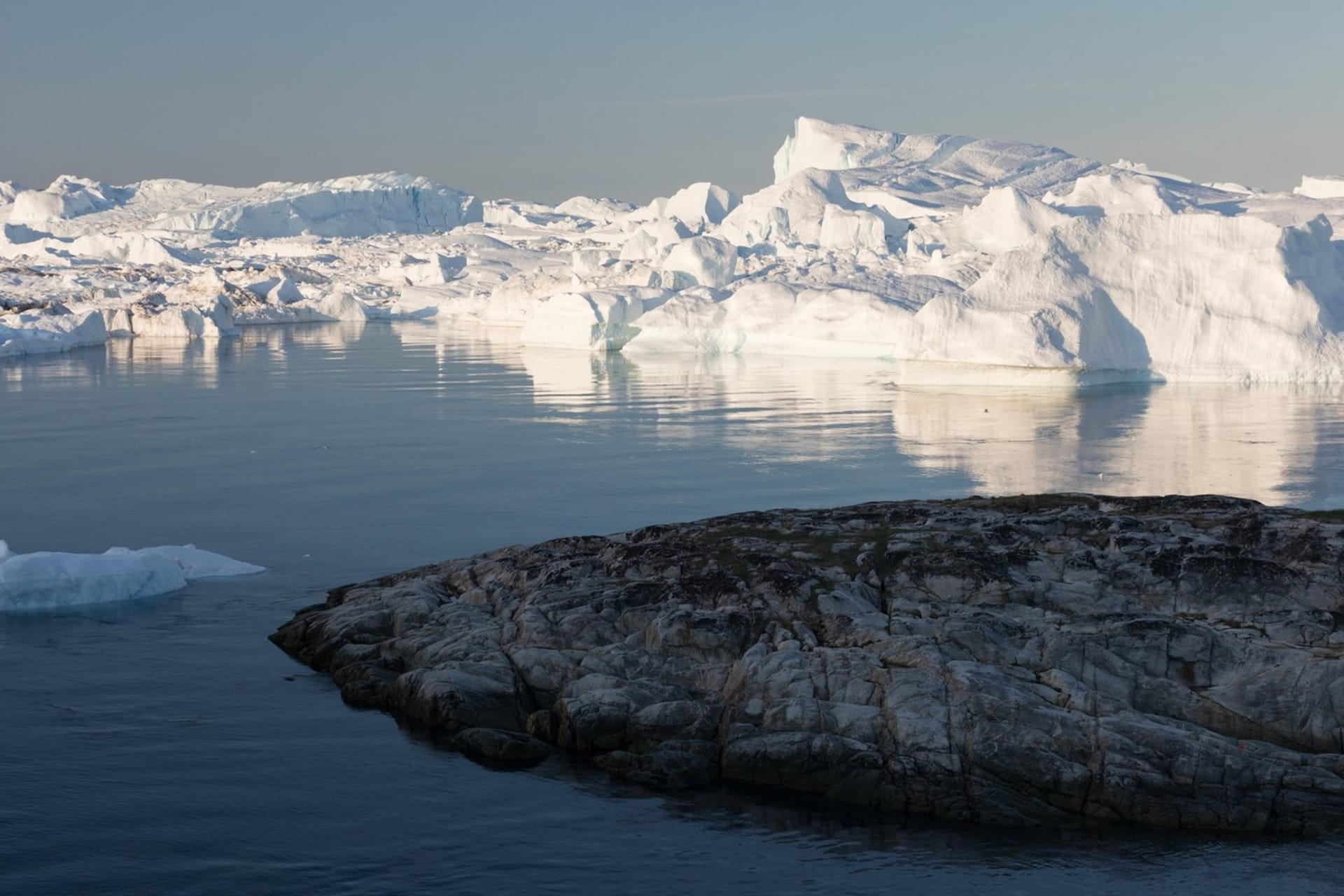 Grónsko je největším ostrovem světa. Je notoricky známé svou odlehlostí, hornatostí a politickou neutralitou, což z něj činí ideální útočiště v případě nouze. Odhaduje se, že na něm žije 56 tisíc lidí, což znamená, že se pravděpodobně nestane cílem žádné světové velmoci.