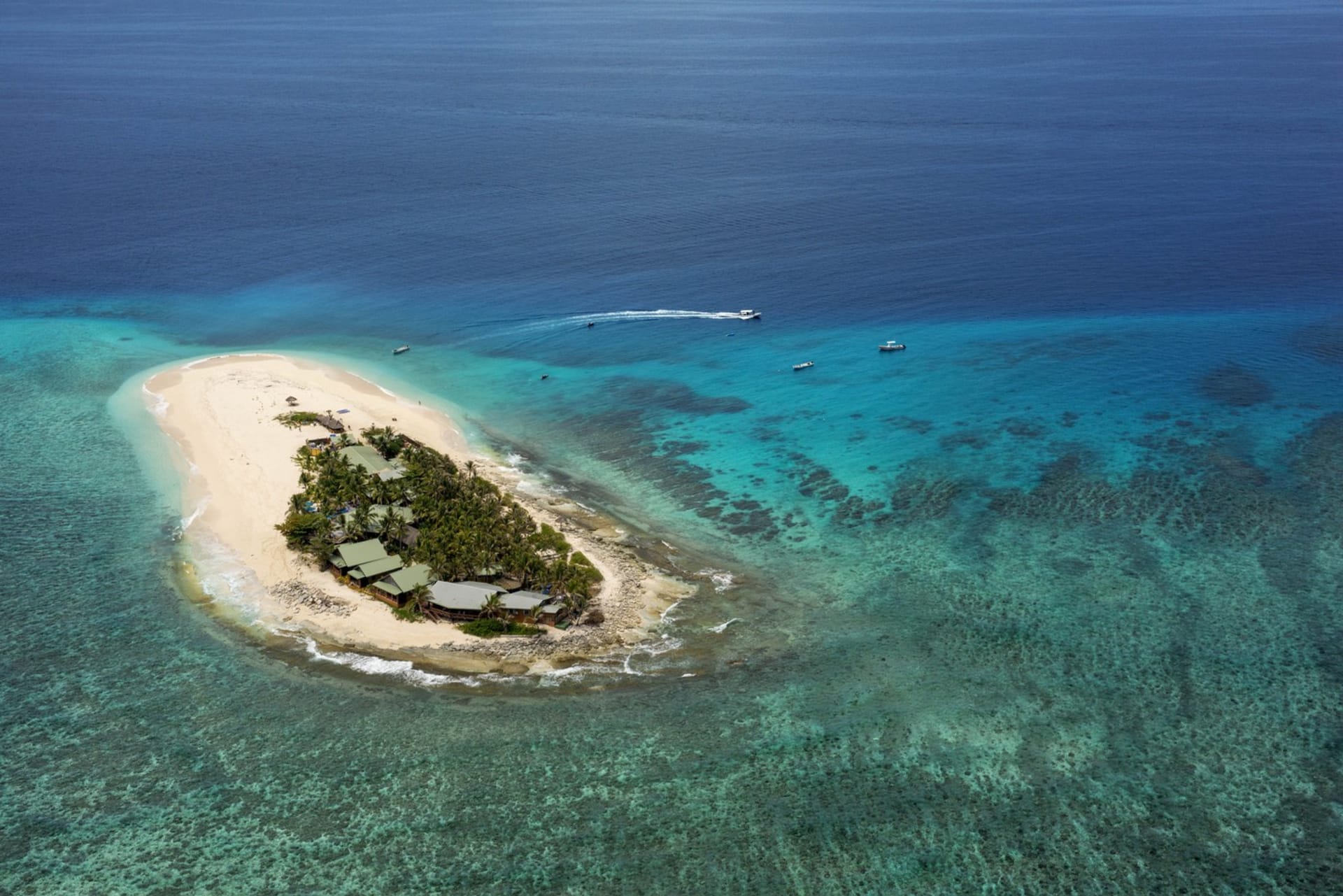 Tuvalu, dříve známé jako Elliceovy ostrovy, se nachází v Tichém oceánu, zhruba na půli cesty mezi Havají a Austrálií. Vzhledem k tomu, že Tuvalu má málo přírodních zdrojů, jeví se jako nežádoucí cíl v případě potenciální třetí světové války. Výhodou je i odlehlost území.