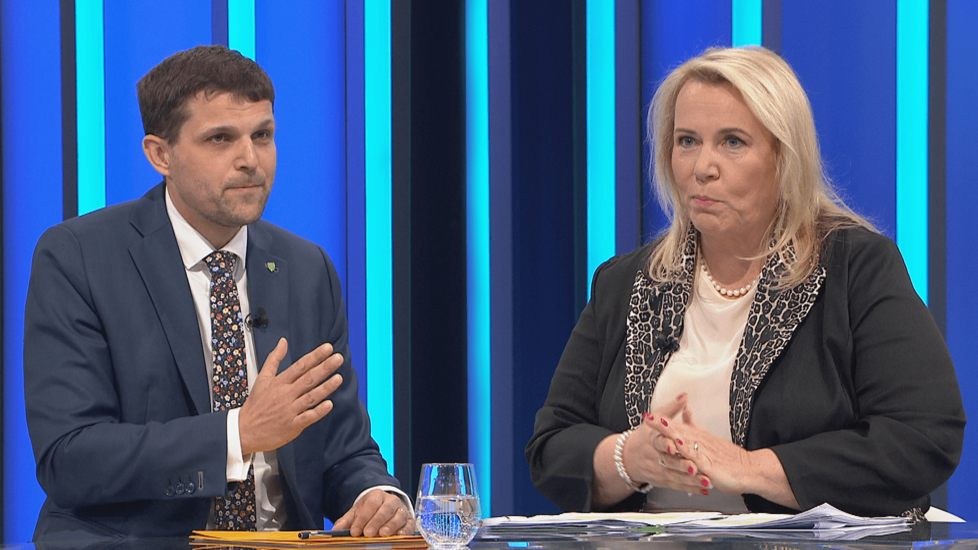 Ministr životního prostředí Petr Hladík (KDU-ČSL) a poslankyně Klára Dostálová (za ANO)