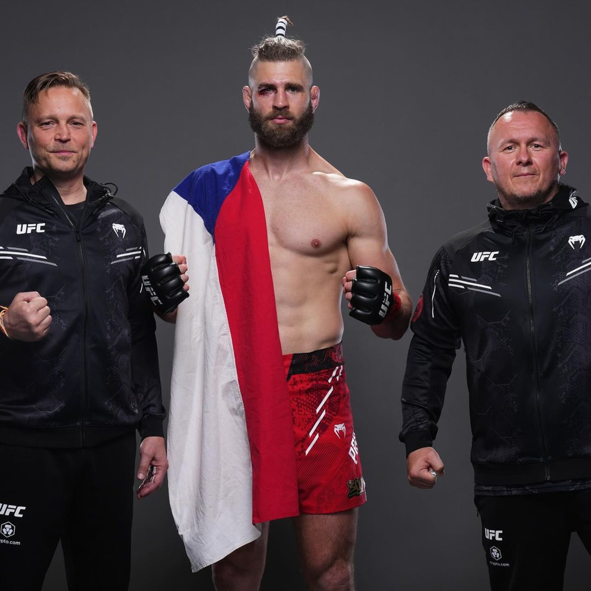 Jiří Procházka s trenéry Martinem Karaivanovem (vlevo) a Jaroslavem Hovězákem po vítězství na turnaji UFC 300