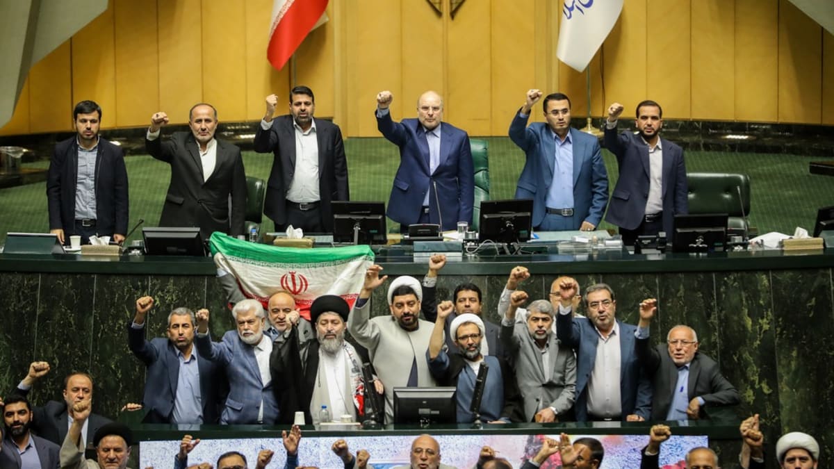 Útok Íránu na Izrael se slavil i v íránském parlamentu.