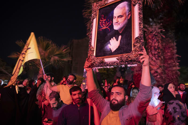 Íránci v Teheránu oslavují útok na Izrael.