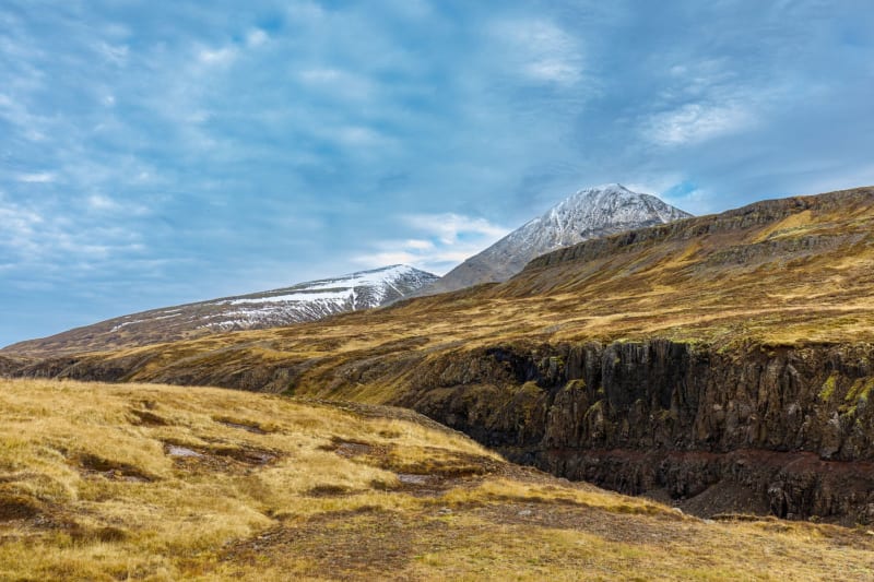 Island se trvale umisťuje na předních místech globálního mírového indexu a získal si pověst jedné z nejmírumilovnějších zemí světa. Kromě toho, že je Island mimořádně odlehlý, by se díky přítomnosti zásob sladké vody, mořských zdrojů a obnovitelných zdrojů energie nemusel obávat závislosti na zdrojích jiných zemí.