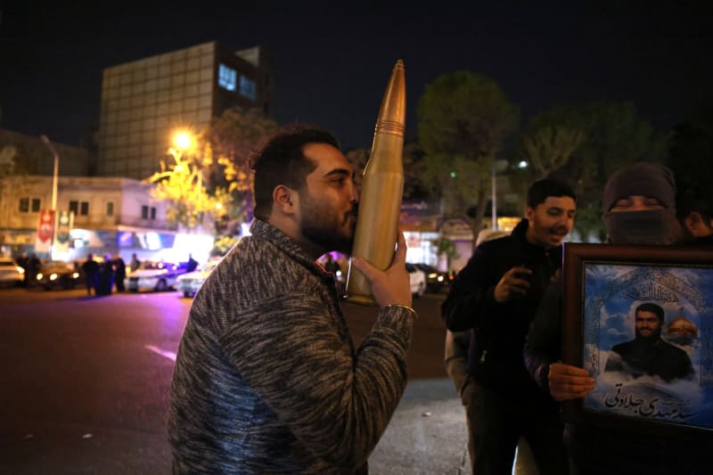 Íránci v ulicích Teheránu slaví útok na Izrael.