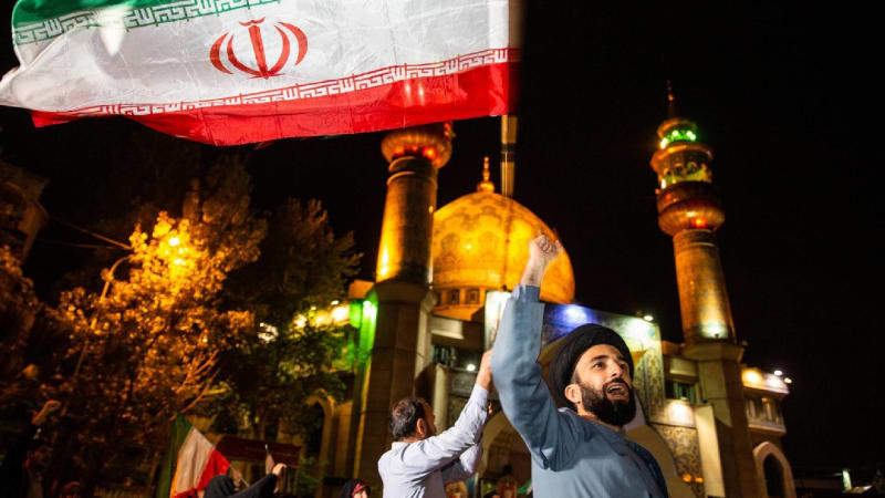 Jeden ze šíitských duchovních (mulláhů) oslavuje v centru Teheránu útok íránských raket a dronů na Izrael
