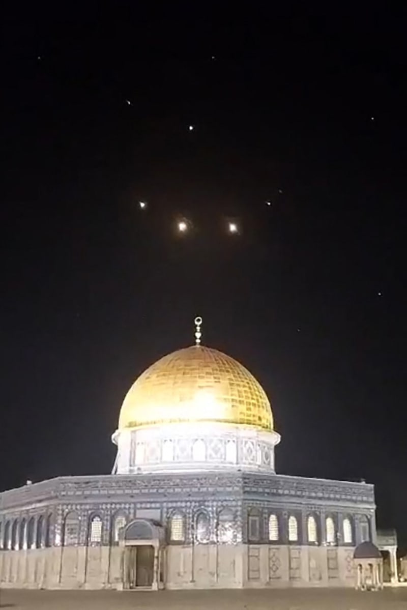 Záblesky raket nad zlatou kopulí Skalního dómu v Jeruzalémě