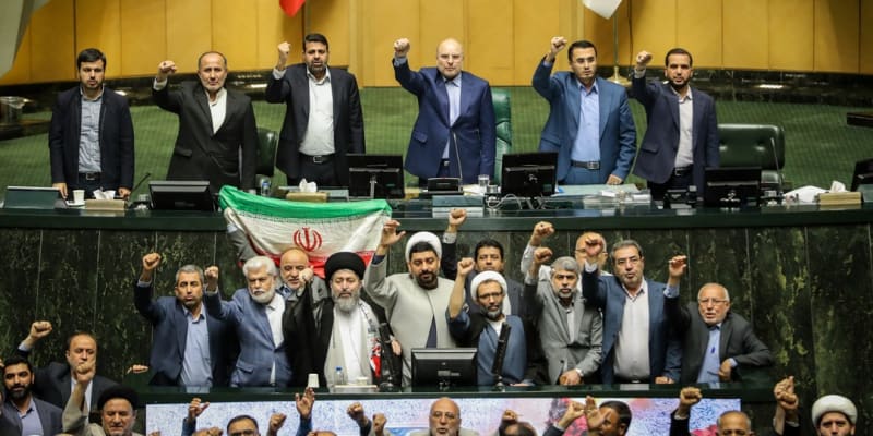 Útok Íránu na Izrael se slavil i v íránském parlamentu.