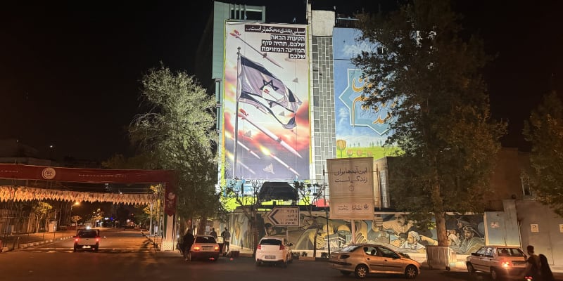 Íránci v Teheránu oslavují útok na Izrael.