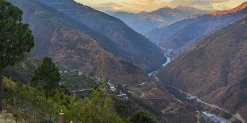 Po vstupu země do Organizace spojených národů v 70. letech minulého století se Bhútán prohlásil za neutrální, pokud jde o jakýkoli konflikt. Díky tomuto postoji se často umisťuje na předních příčkách Globálního mírového indexu. V kombinaci se skutečností, že se Bhútán nachází ve vysokých horách Himálaje, by v případě vypuknutí třetí světové války byl obzvláště bezpečný.