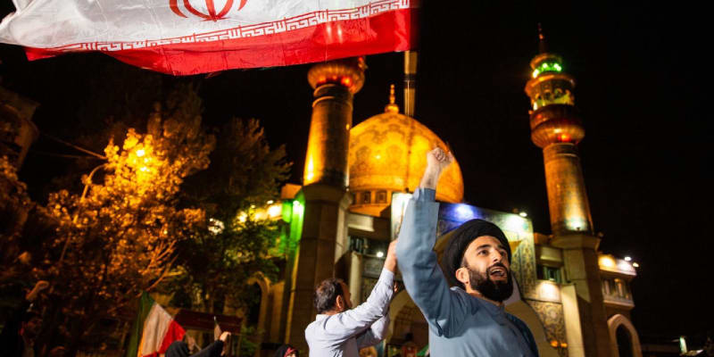 Jeden ze šíitských duchovních (mulláhů) oslavuje v centru Teheránu útok íránských raket a dronů na Izrael