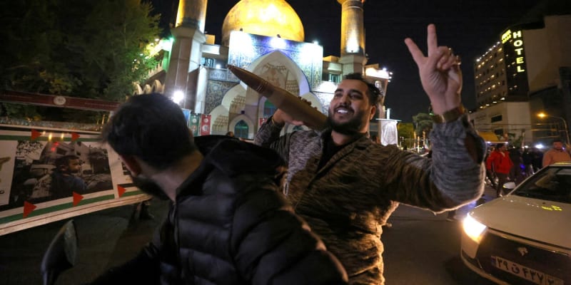 Íránci v ulicích Teheránu slaví útok na Izrael.