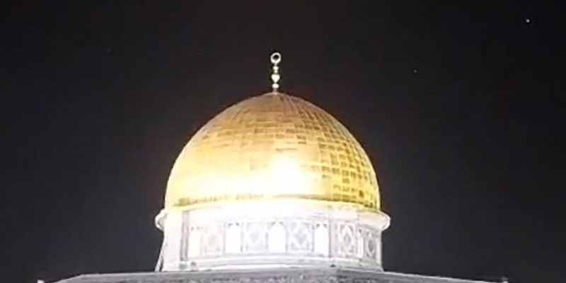 Záblesky raket nad zlatou kopulí Skalního dómu v Jeruzalémě