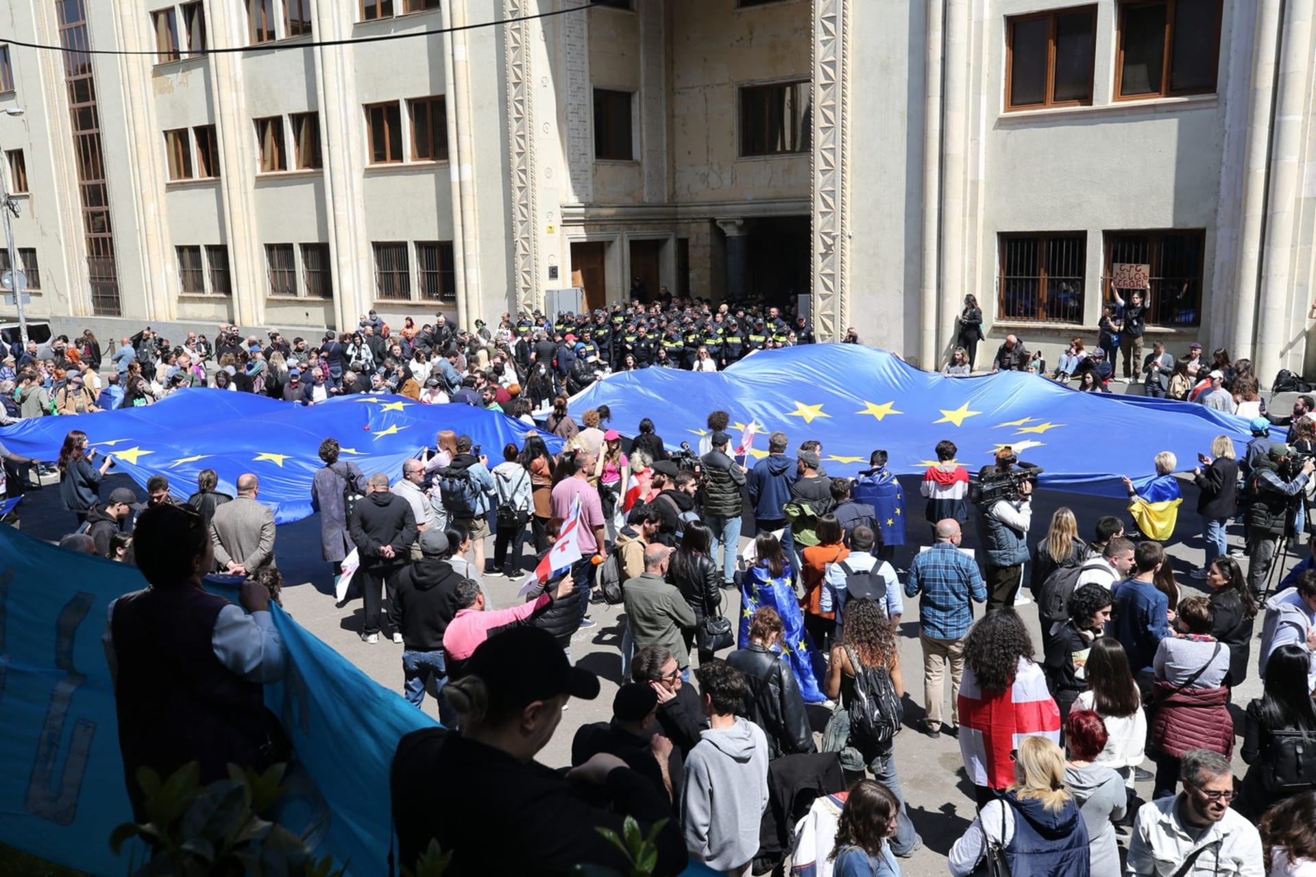 Lidé v Tbilisi demonstrovaly proti záměru vlády oprášit návrh zákona, který by vyžadoval po organizacích přijímajících peníze ze zahraničí, aby se registrovaly jako zahraniční agenti. 