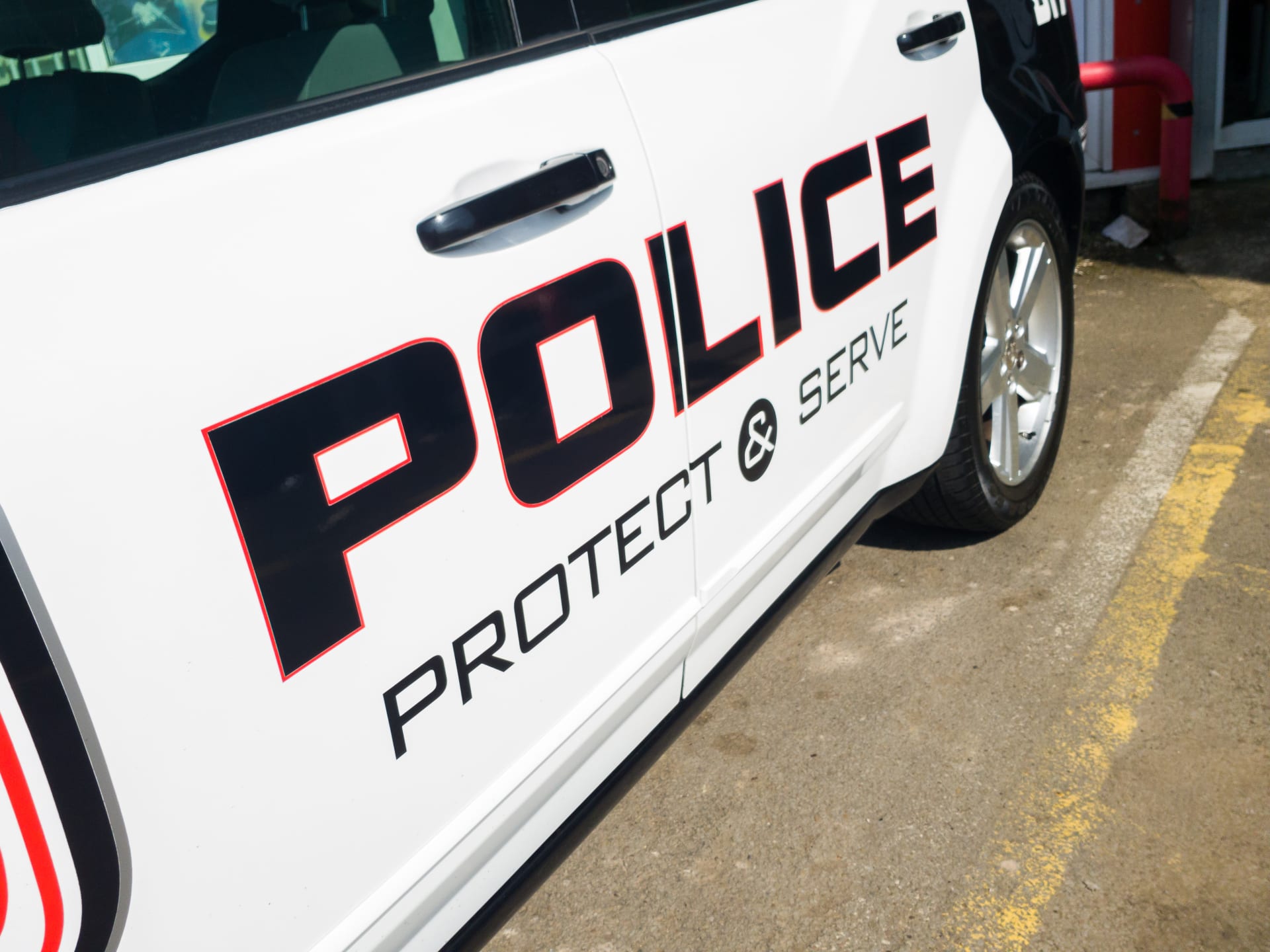 Policejní motto „Pomáhat a chránit“, v americe „Chránit a sloužit“, dostalo na Floridě díky dvěma strážcům zákona nový rozměr. (Ilustrační snímek)