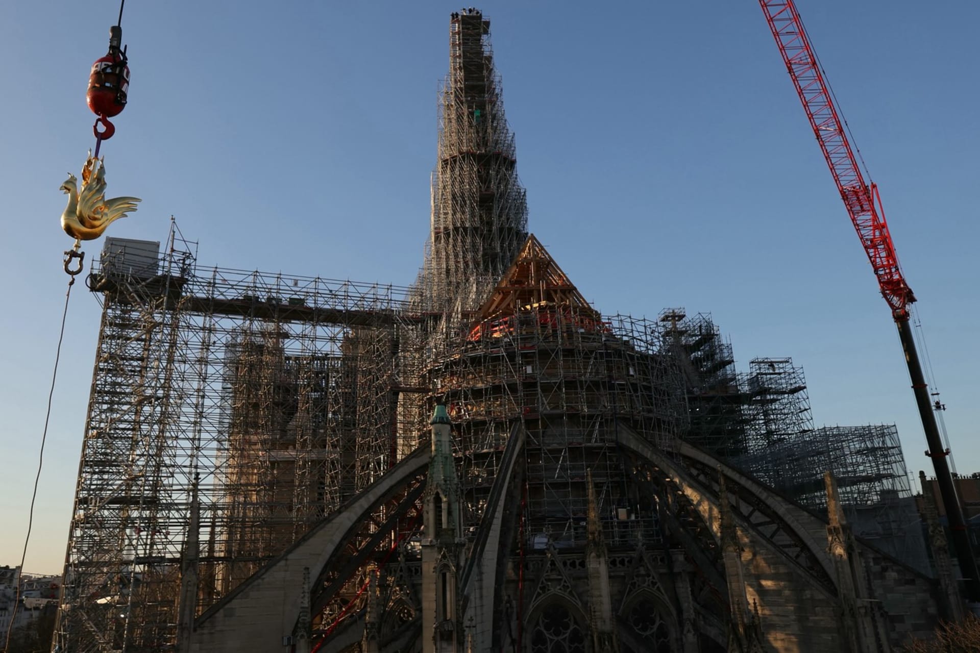 Zlatý kohout putuje na obnovenou věž katedrály