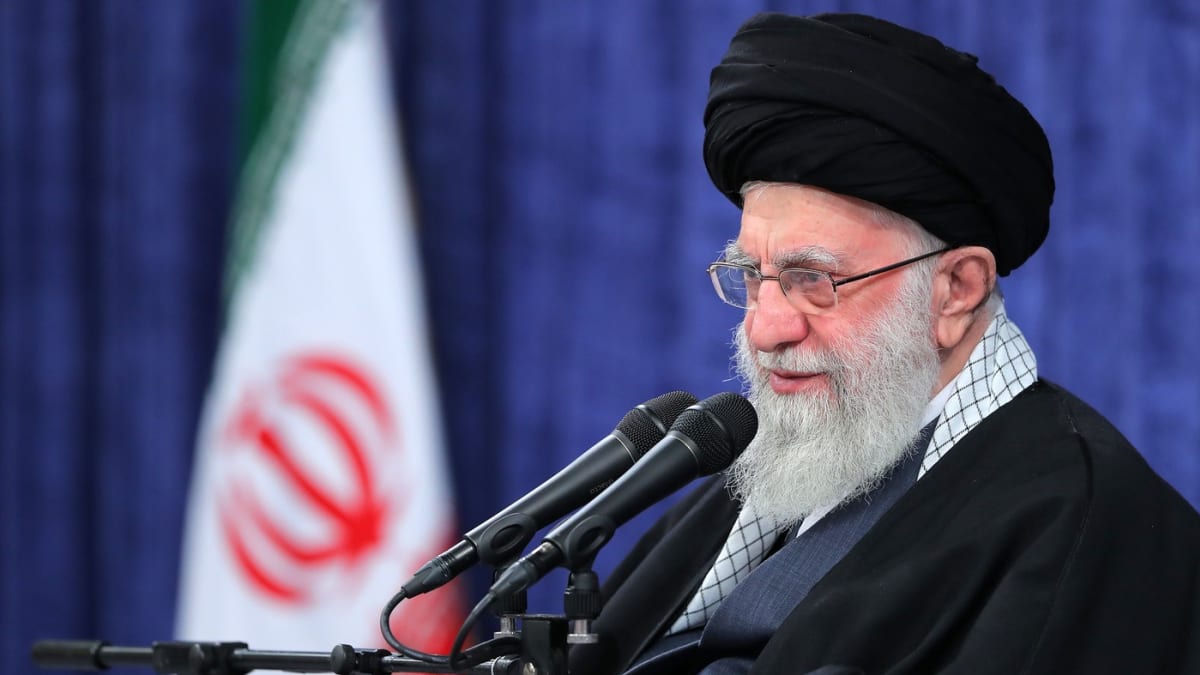 Ájatolláh Alí Chameneí je duchovním vůdcem Íránu.