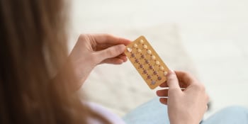 Hormonální antikoncepce může způsobit nádory, varují vědci. Riziko se zvyšuje už po roce