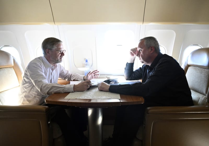 Premiér Petr Fiala (ODS) a vpravo poradce pro bezpečnost Tomáš Pojar v letadle na cestě do USA, 14. dubna 2024.