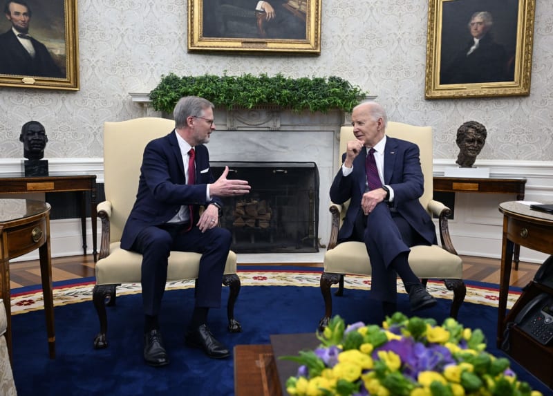 Petr Fiala a Joe Biden v Oválné pracovně v Bílém domě